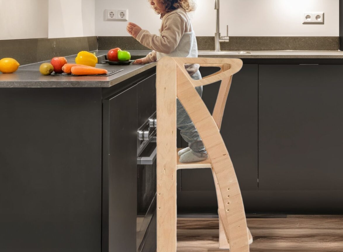 Annesiyle mutfakta yemek yapan çocuk - Babyombi Katlanabilir Öğrenme Kulesi ve Doğal Ahşap Montessori Mutfak Basamağı
