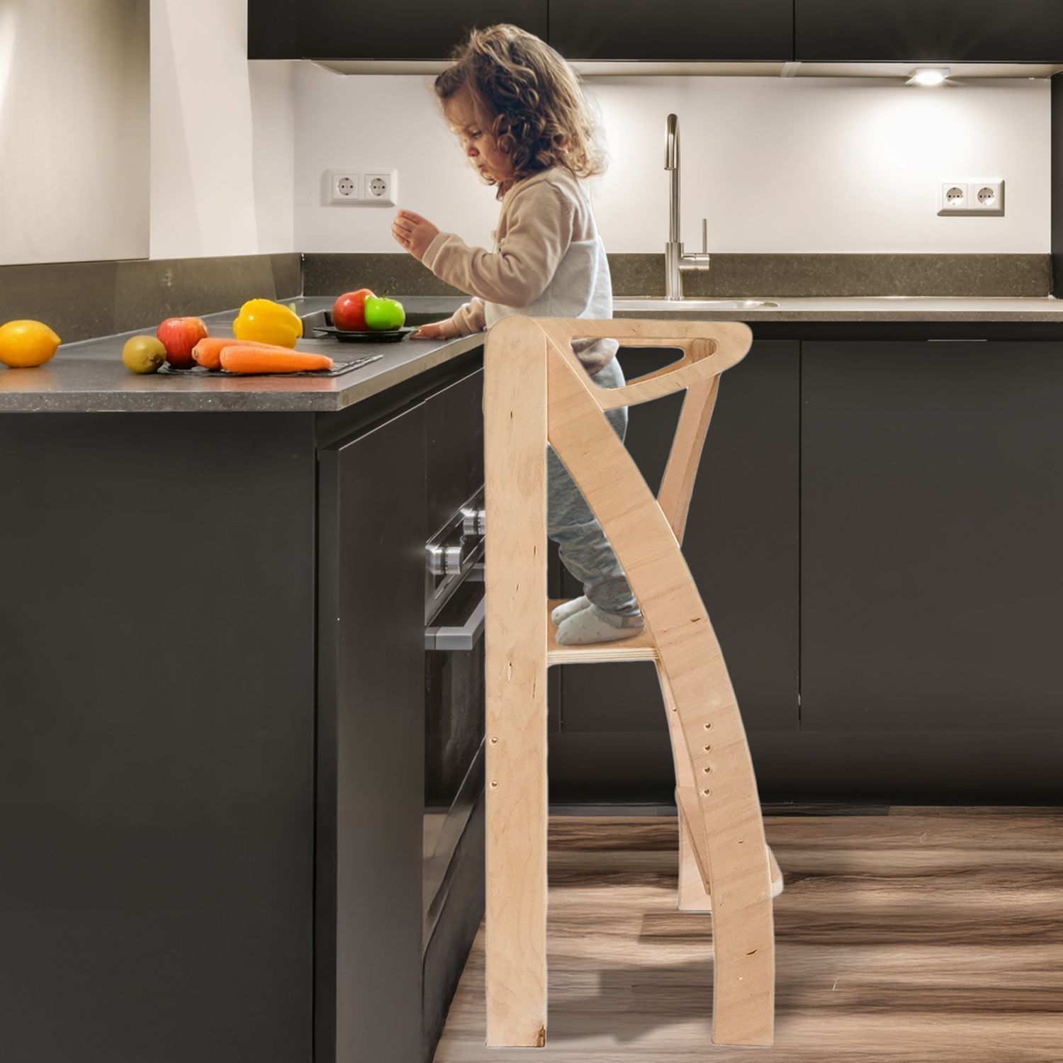 Annesiyle mutfakta yemek yapan çocuk - Babyombi Katlanabilir Öğrenme Kulesi ve Doğal Ahşap Montessori Mutfak Basamağı