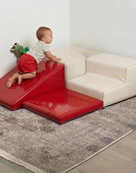 Kırmızı ve krem beyaz renklerde, kaymaz tabanlı 4 parça Montessori yumuşak bebek tırmanma ve aktivite seti genel görünümü.