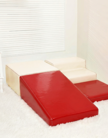 BPA içermeyen parlak suni deri yüzey ve güvenli kaydırmaz taban dokusu yakın çekim detayı.