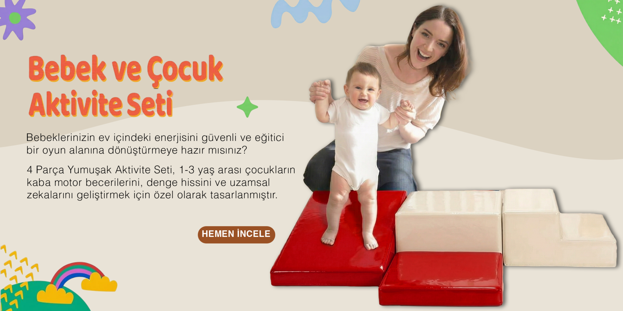 Yumuşak sünger bloklardan oluşan 4 parçalı bebek ve çocuk aktivite tırmanma seti üzerinde duran bebek ve ona destek olan annesi.