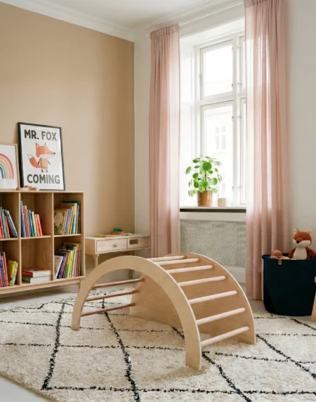 Montessori ahşap tırmanma kemeri çocuk odası ortamında ürün görseli