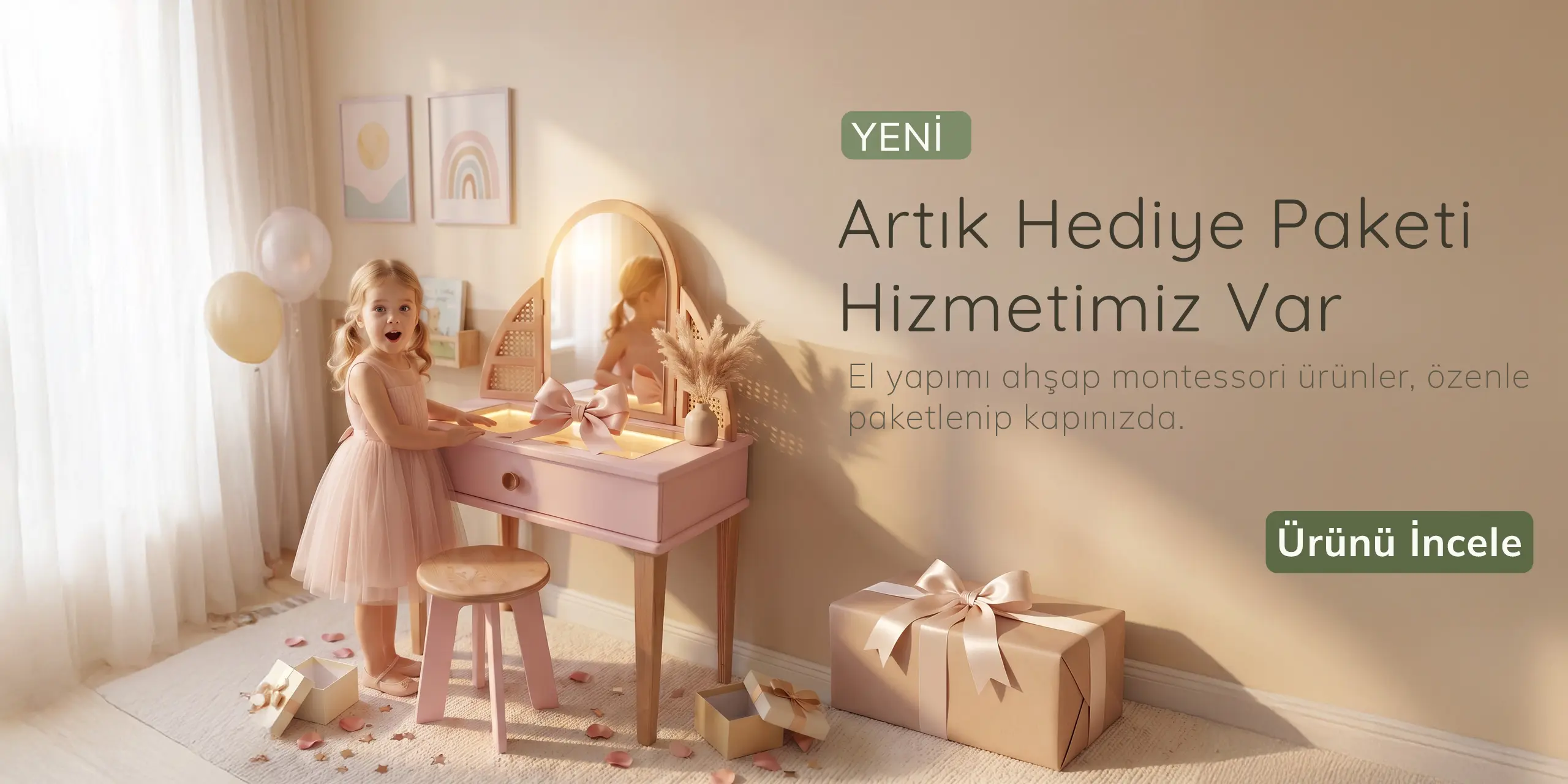 Pembe Montessori ahşap makyaj masasıyla oynayan küçük kız ve yanında hediye paketli Babyombi ürünü